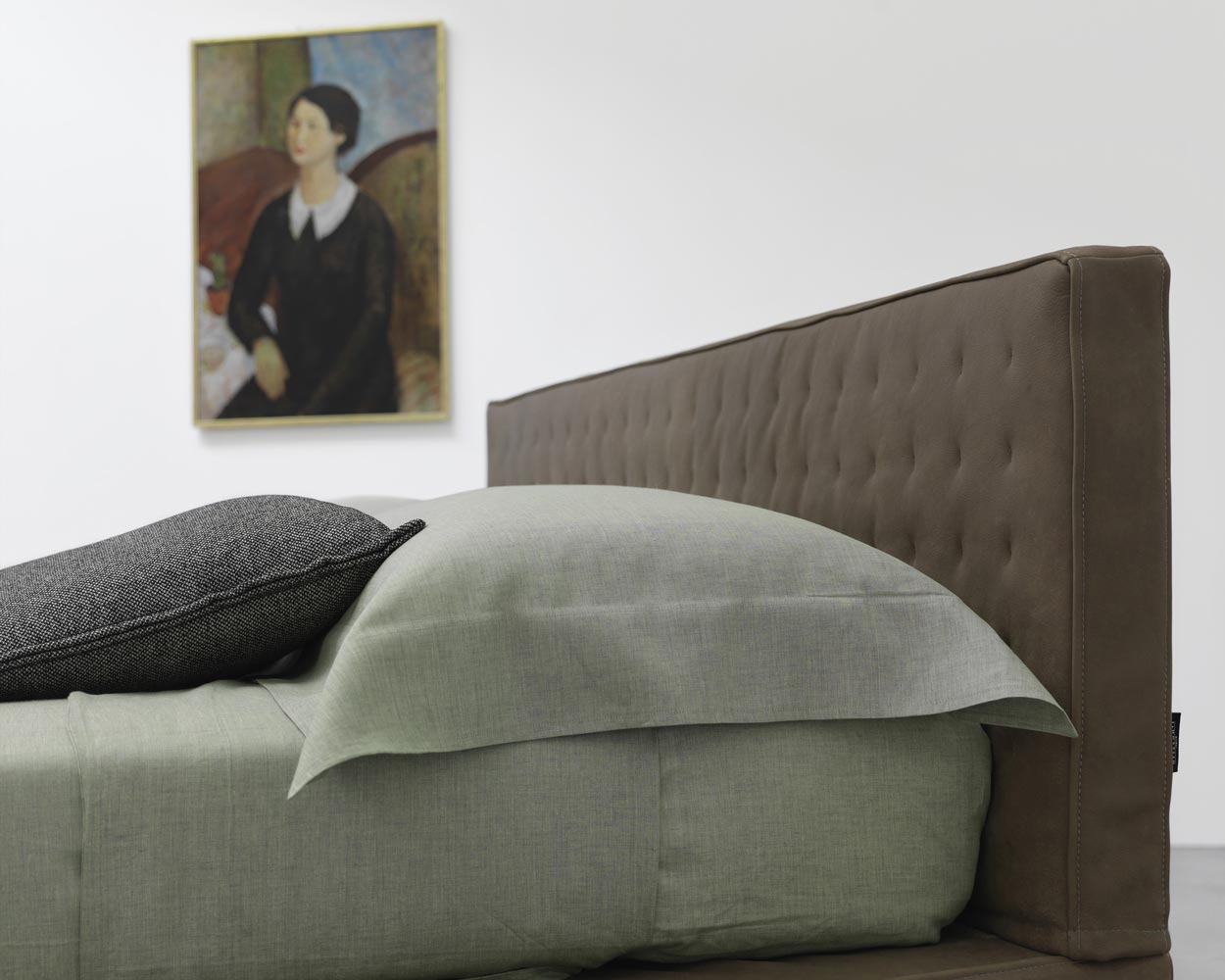 ebridi-wood-quilted-headbord-bed_03