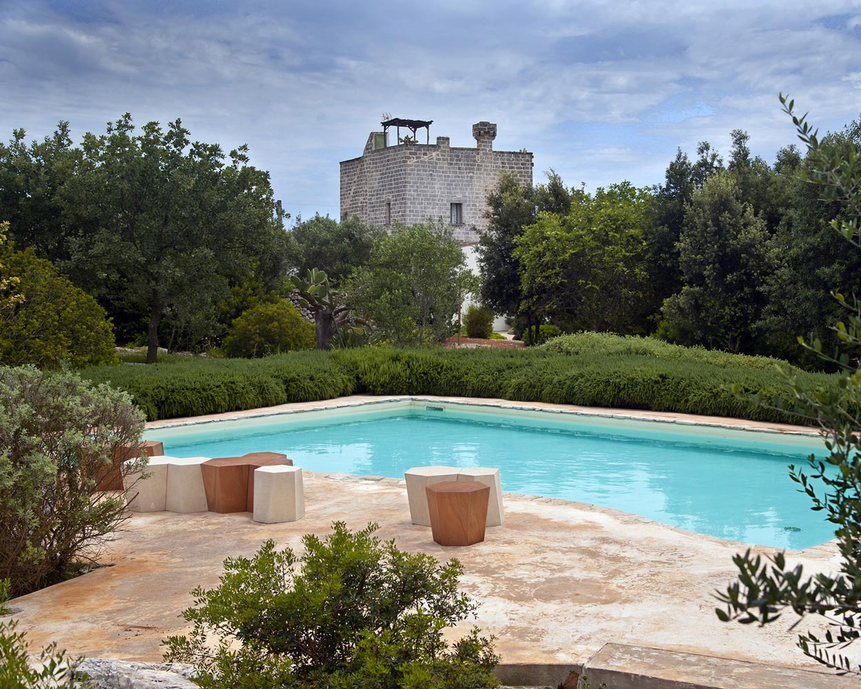 hexagon-stone-stool-coffee-table_02
