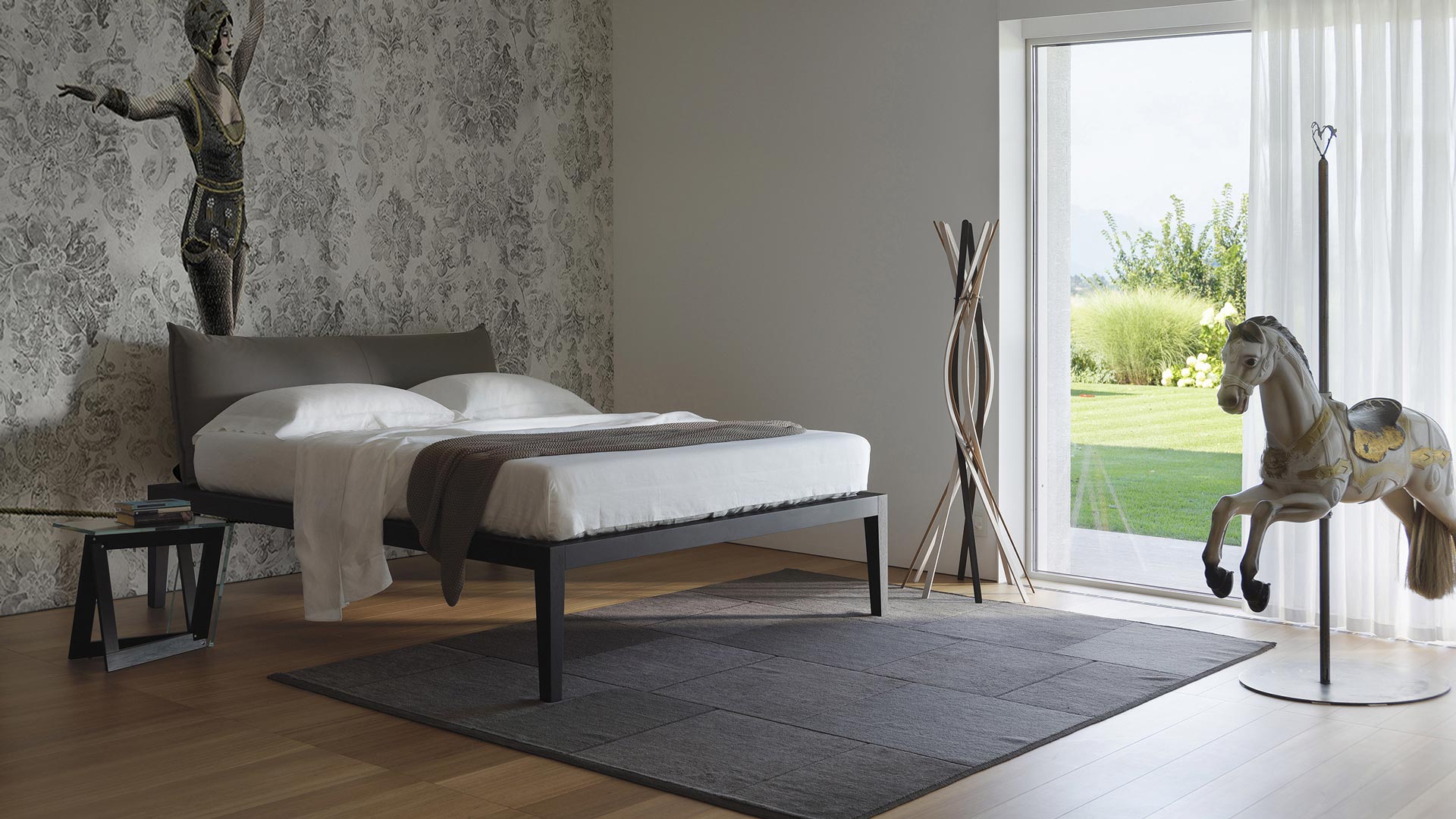 twist-coat-stand-slider_02